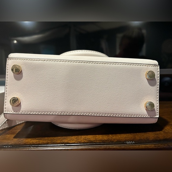 Authentic Michael Kors Ellis Leather Tote/Crossbody - Picture 4 of 16